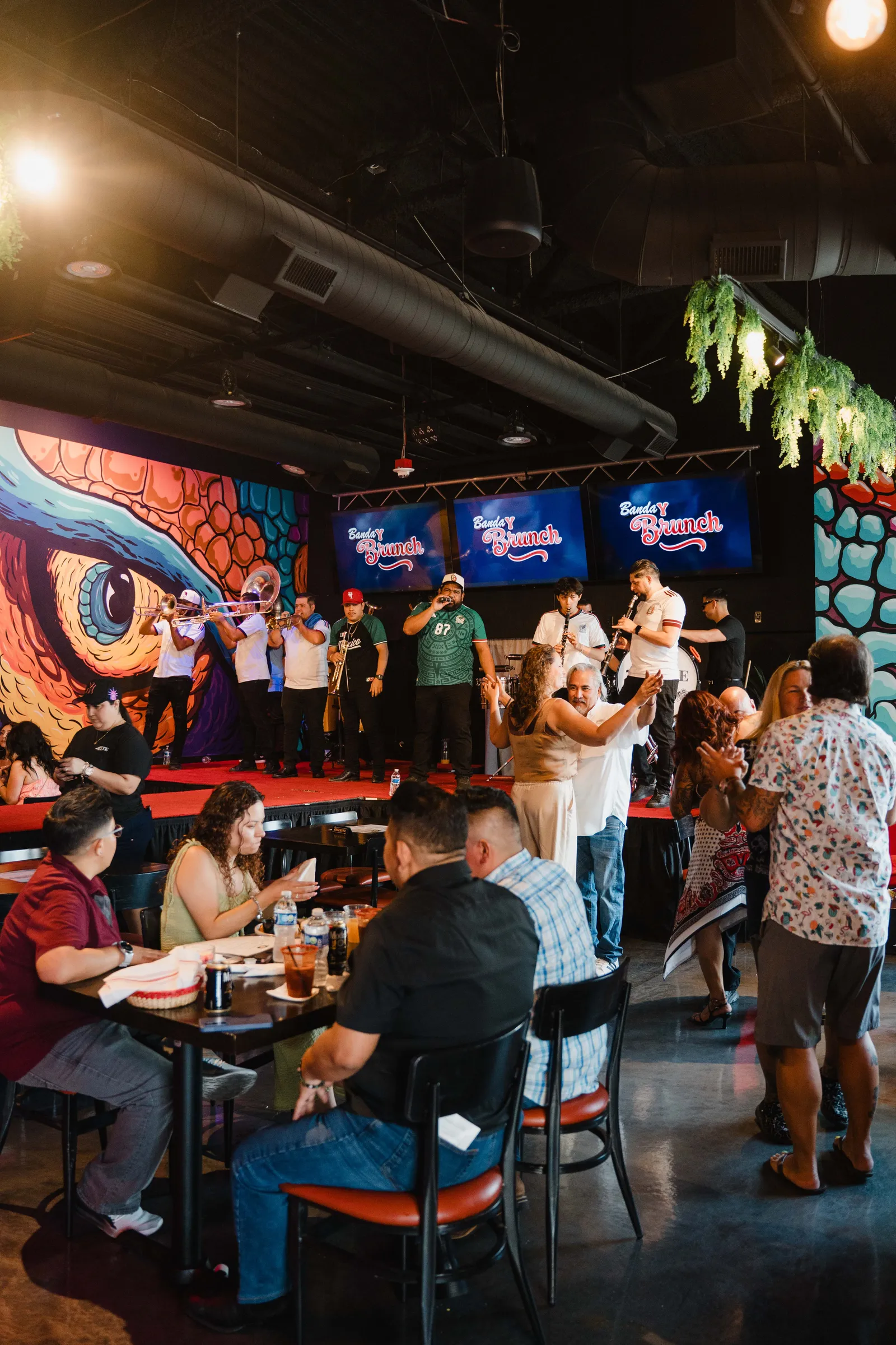 Full dining room during Banda y Brunch at Alebrijes