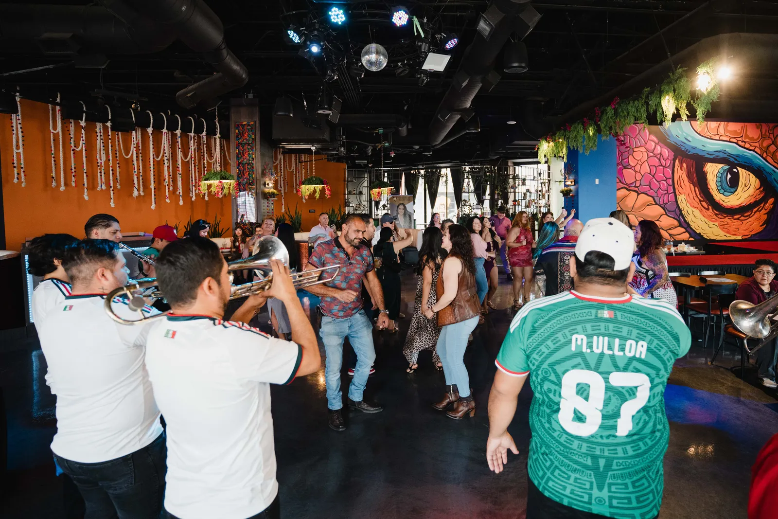Crowd enjoying Banda y Brunch at Alebrijes